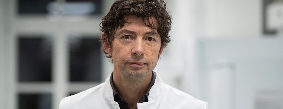 ARCHIV - 23.01.2020, Berlin: Christian Drosten, Direktor des Instituts für Virologie an der Charité in Berlin, steht im Institut für Virologie an der Charité Berlin Mitte, in dem Untersuchungen zum Co ...
