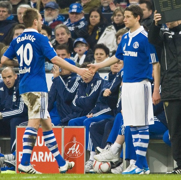 Bildnummer: 07174432 Datum: 15.01.2011 Copyright: imago/Sven Simon
Einwechslung Julian DRAXLER r. kommt fuer Ivan RAKITIC (S04) ins Spieler, Auswechslung, Fussball 1. Bundesliga, FC Schalke 04 - Hambu ...