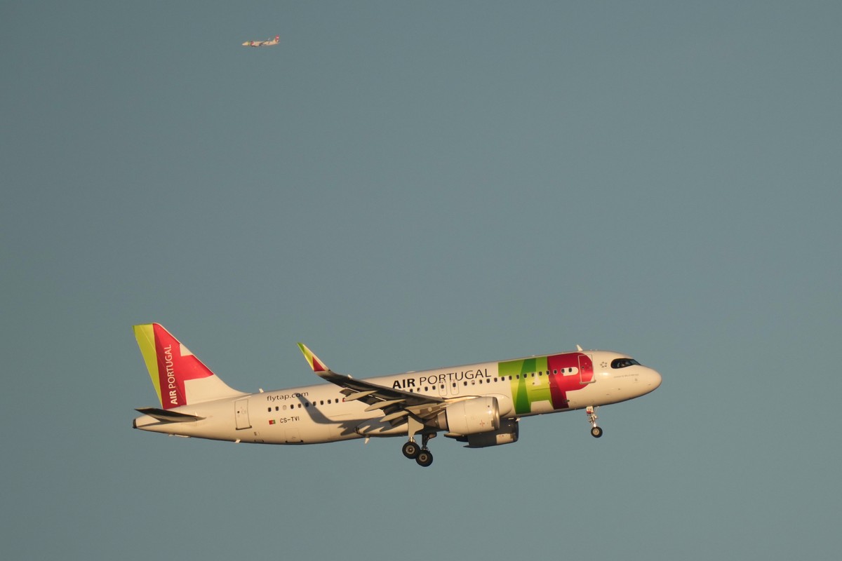 A TAP Air Portugal Airbus A320 approaches for landing in Lisbon, as another one flies overhead, Wednesday, Oct. 14, 2026, the day that the Portuguese government is expected to announce the winner of t ...