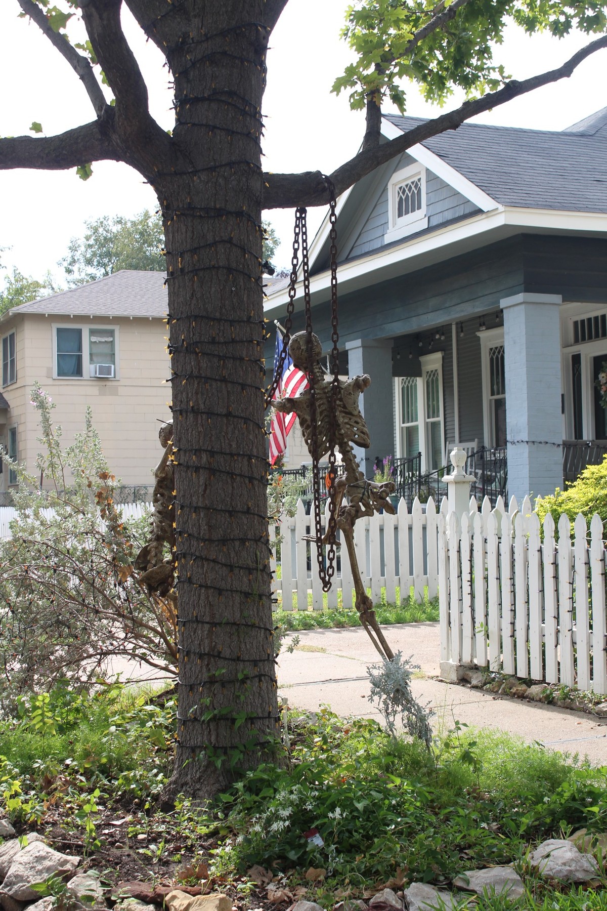 De l’Etat de Washington au Texas, découvrez 31 photos de maisons américaines décorées pour Halloween, entre squelettes géants et monstres gonflables.