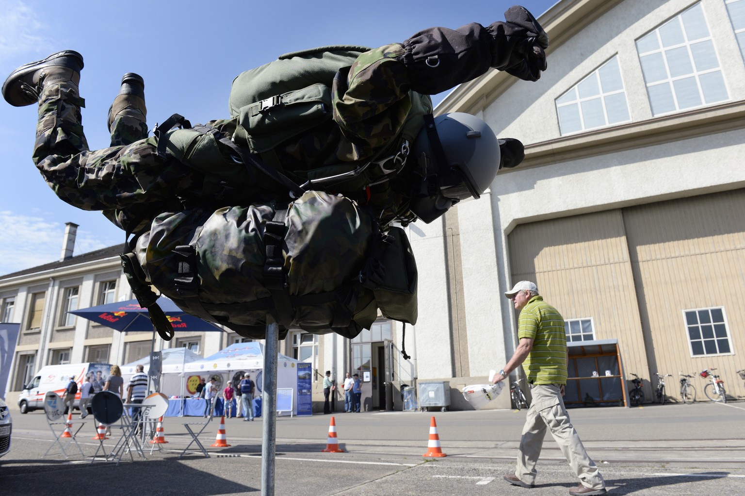 Skulptur eines Fallschirmjägers.