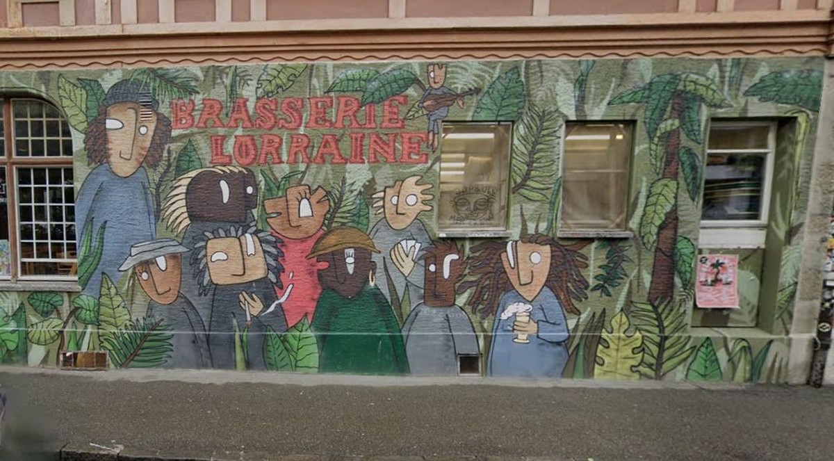 Die Fassade der Brasserie Lorraine. Das Lokal wurde durch die Absage eines Raggae-Konzerts bekannt, da sich einige Anwesende an den Dreadlocks der weissen Bandmitglieder störten.