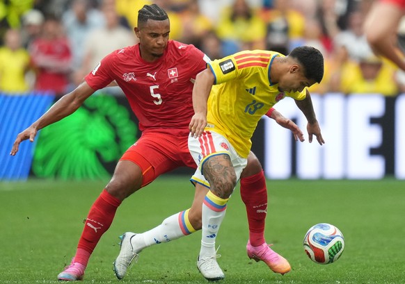 epa13096583 Manuel Akanji of Switzerland (L) in action against Cucho Hernandez of Colombia (R) during the FIFA World Cup 2026 Round of 16 match Switzerland against Colombia, in Vancouver, Canada, 07 J ...