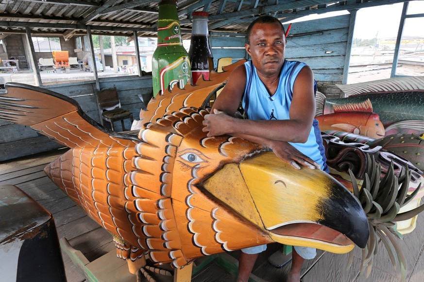 Ghana - Sargschreiner Daniel Mensah mit bestellten Saergen (Adler) in seiner Werkstatt in Accra/Ghana ---

Ghana Schreiner coffin Daniel Mensah with ordered Coffins Adler in his Workshop in Accra Ghan ...