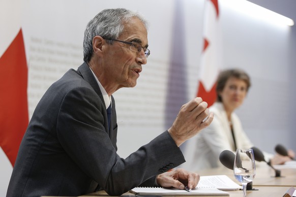 Serge Gaillard, Direktor Eidgenoessische Finanzverwaltung EFV, spricht an der Seite von Bundespraesidentin Simonetta Sommaruga waehrend einer Medienkonferenz des Bundesrates ueber die Vernehmlassung z ...