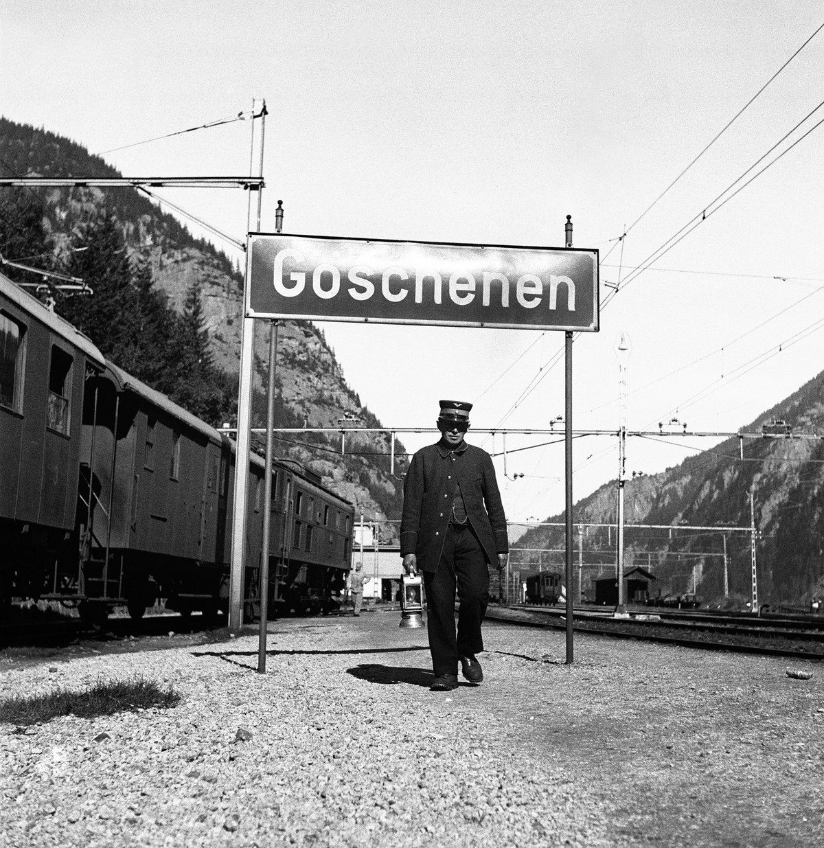 A guard on his way to work in the Gotthard tunnel, pictured in Goeschenen, canton of Uri, in the year 1937 in Switzerland. (KEYSTONE/PHOTOPRESS-ARCHIV/Suter) 

Ein Tunnelwaerter geht zur Arbeit im Got ...