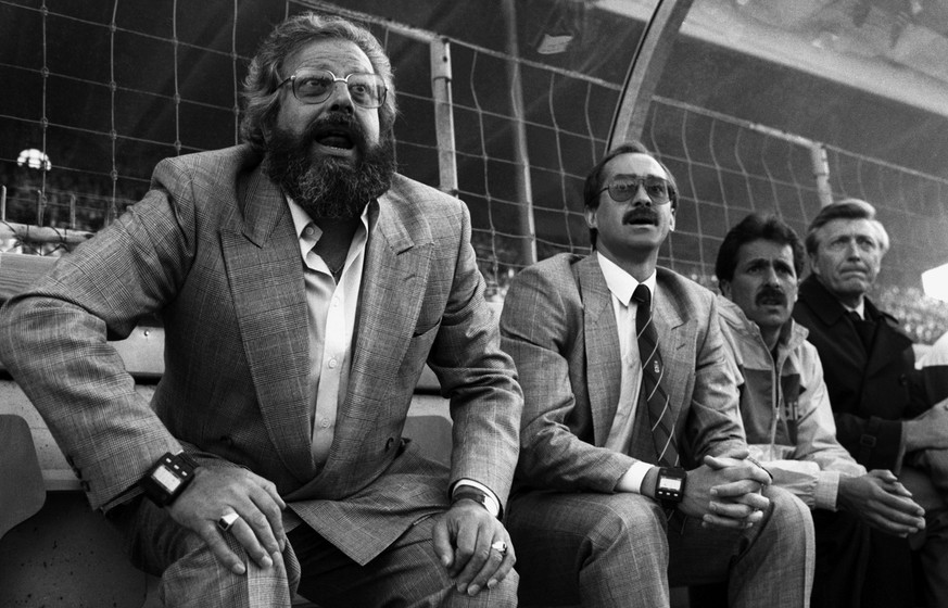 Für ein Spiel kehrt Paul Wolfisberg 1989 auf die Trainerbank der Nati zurück, anschliessend übergibt er sein Amt Uli Stielike (hier rechts neben ihm).