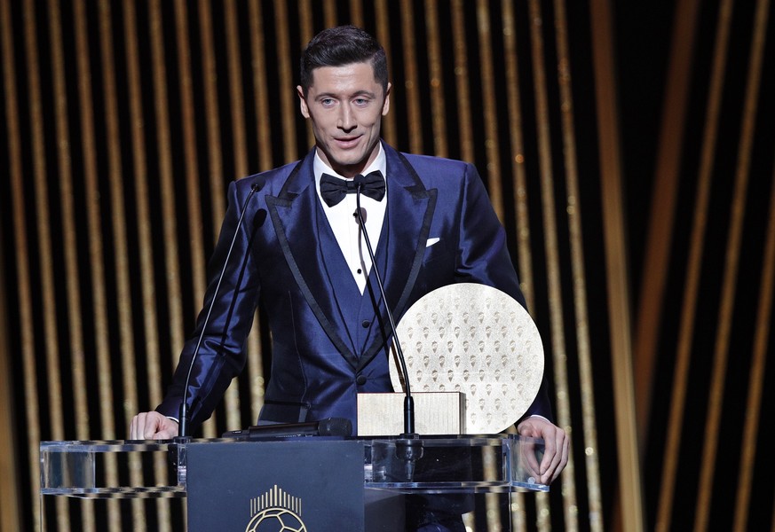 epa09611590 Bayern Munich striker Robert Lewandowski addresses the audience after receiving the 2021 Striker of the Year award during the 2021 Ballon d&#039;Or ceremony at Theatre du Chatelet in Paris ...