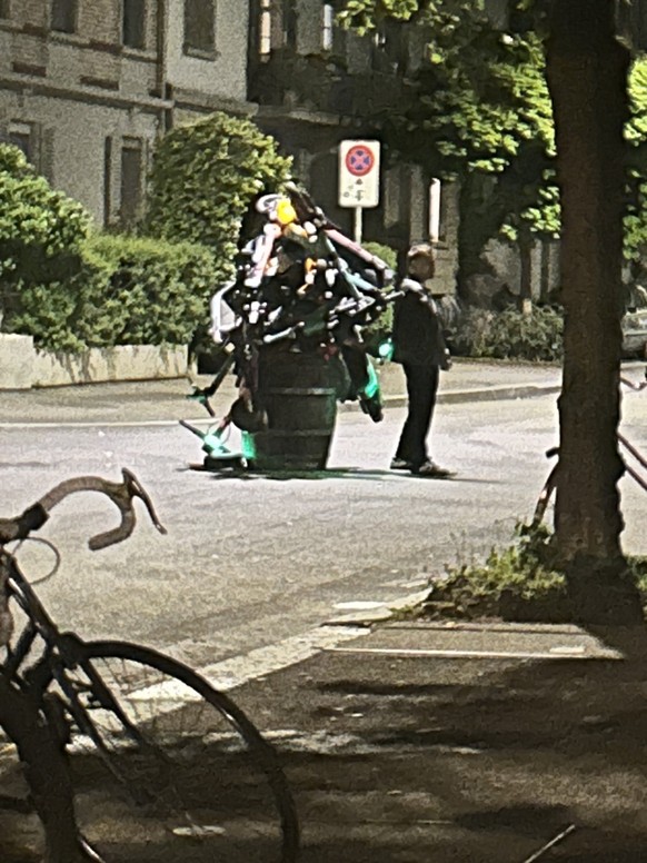 &lt;p&gt;Wir steigen steil ein: Ein klassischer E-Trotti-Turm. Was man halt so mit den Dingern macht.&lt;/p&gt;