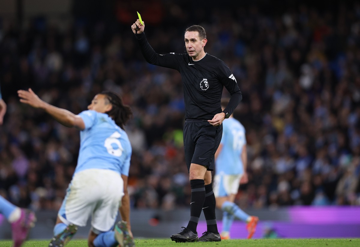 epa11049668 Referee David Coote in action during the English Premier League soccer match between Manchester City and Sheffield United in Manchester, Britain, 30 December 2023. EPA/ADAM VAUGHAN EDITORI ...