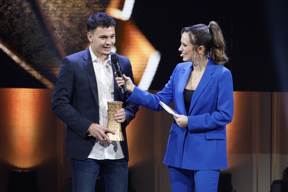 Fabian Rieder, winner of the super league player 2022 award, and moderator Viola Tami at the Swiss Football Night 2022 awards, in Bern, Switzerland, Monday, January 23, 2023. (KEYSTONE/Peter Klaunzer)