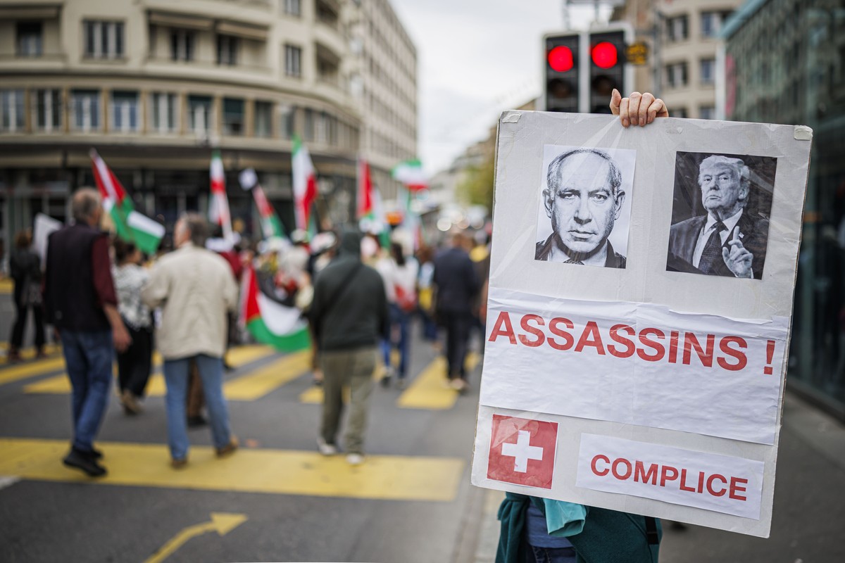 Des personnes manifestent contre les guerres et l'imperialisme lors d'une marche antifasciste et antisioniste ayant rassemble environ 850 personnes, ce samedi 11 avril 2026 a Lausanne. (KEYS ...