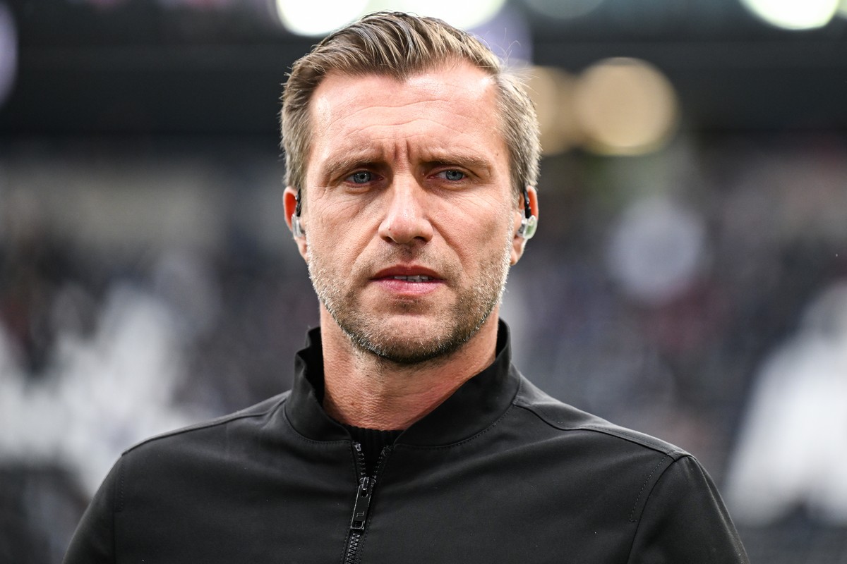 epa12481403 Sports director Markus Kroesche of Frankfurt looks on prior to the German Bundesliga soccer match between Eintracht Frankfurt and FC St. Pauli in Frankfurt, Germany, 25 October 2025. EPA/F ...