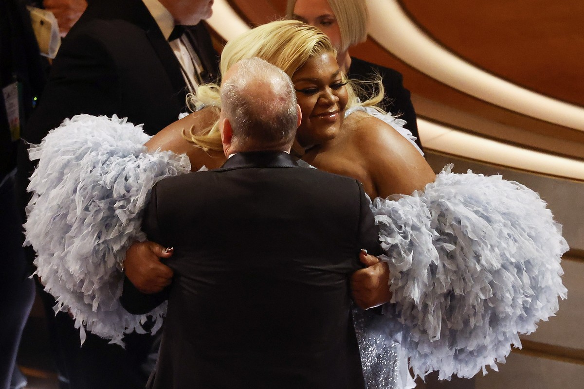 epa11212637 Da'Vine Joy Randolph (R) embraces Paul Giamatti (L) during the 96th annual Academy Awards ceremony at the Dolby Theatre in the Hollywood neighborhood of Los Angeles, California, USA,  ...