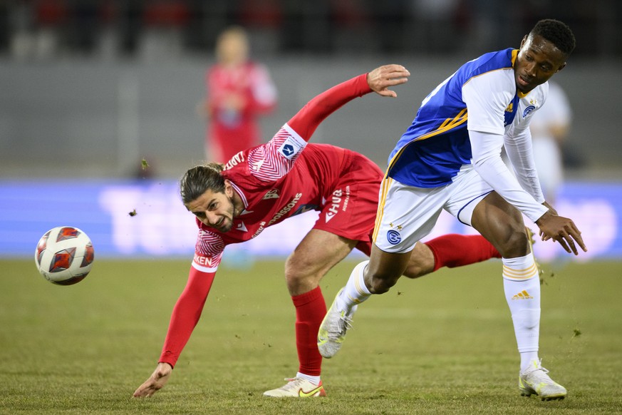 Le defenseur valaisan Jan Bamert, gauche, lutte pour le ballon avec l&#039;attaquant zuerichois Francis Momoh, droite, lors de la rencontre de football de Super League entre le FC Sion et Grasshopper  ...