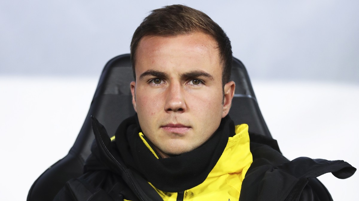 epa07960715 Dortmund's Mario Goetze sits on the bench prior to the German DFB Cup second round soccer match between Borussia Dortmund and Borussia Moenchengladbach in Dortmund, Germany, 30 Octobe ...