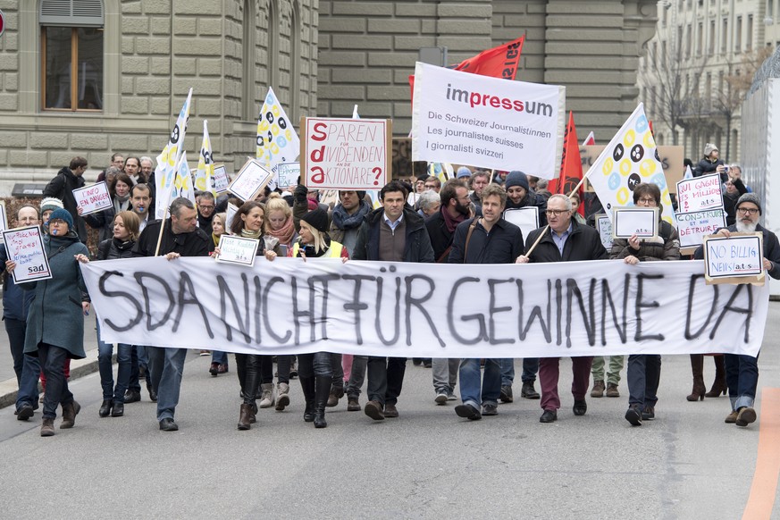 Nationalrat Matthias Aebischer, Mitte, laeuft mit den Journalistinnen und Journalisten der Schweizerischen Depeschenagentur SDA sowie Vertretern der Mediengewerkschaften, die gegen den geplanten Stell ...