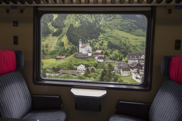 Die Kirche von Wassen aus einem fahrenden Personenzug auf der Gotthard Bergstrecke zwischen Erstfeld und Goeschenen gesehen am Dienstag, 31. Mai 2016. Wassen wurde durch den Bau der Gotthardbahn (1872 ...