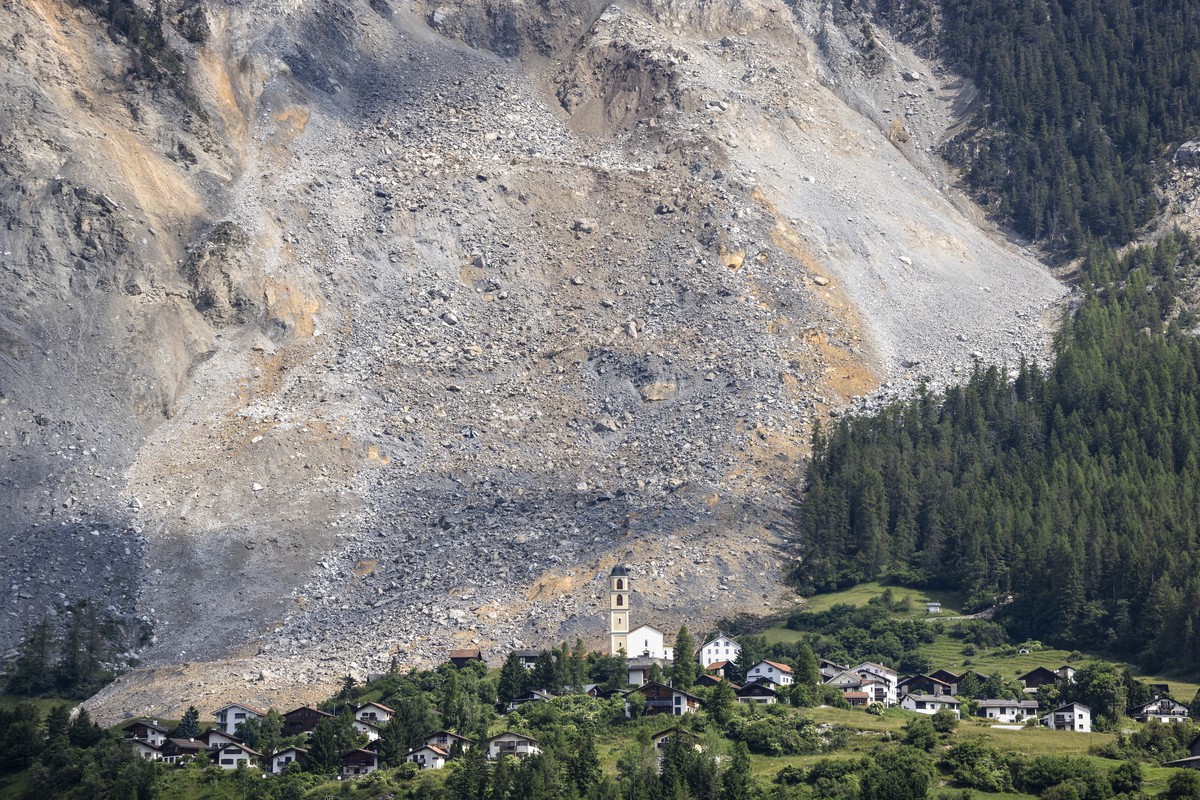 epa10694586 A general view shows the village of Brienz-Brinzauls below the rockfall 'Brienzer Rutsch' (L) in Brienz-Brinzauls, Grisons canton, Switzerland, 16 June 2023. Overnight 16 June a  ...