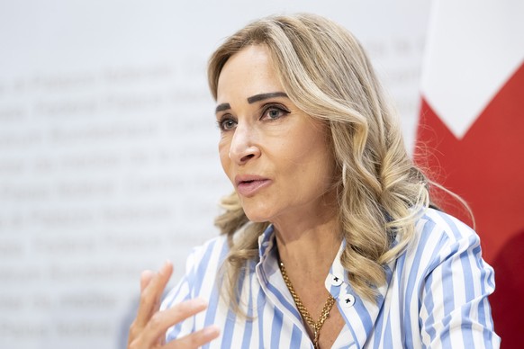 ,Monika Schmutz Kirgoez, Chefin Abteilung MENA, spricht an einer Medienkonferenz ueber die aktuelle Lage der Schweizer Vertretungen in Israel und im Iran, am Freitag, 20. Juni 2025, im Medienzentrum B ...