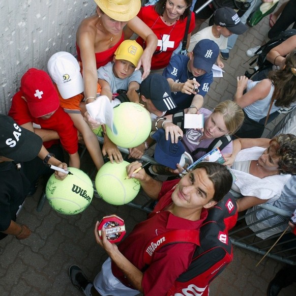 Tennis-Star Roger Federer gibt Autogramme, am Freitag, 11. Juli 2003, anlaesslich des Allianz Suisse Opens in Gstaad. Roger Federer hat am Freitag in Gstaad kampflos die Halbfinals erreicht. Sein Vier ...