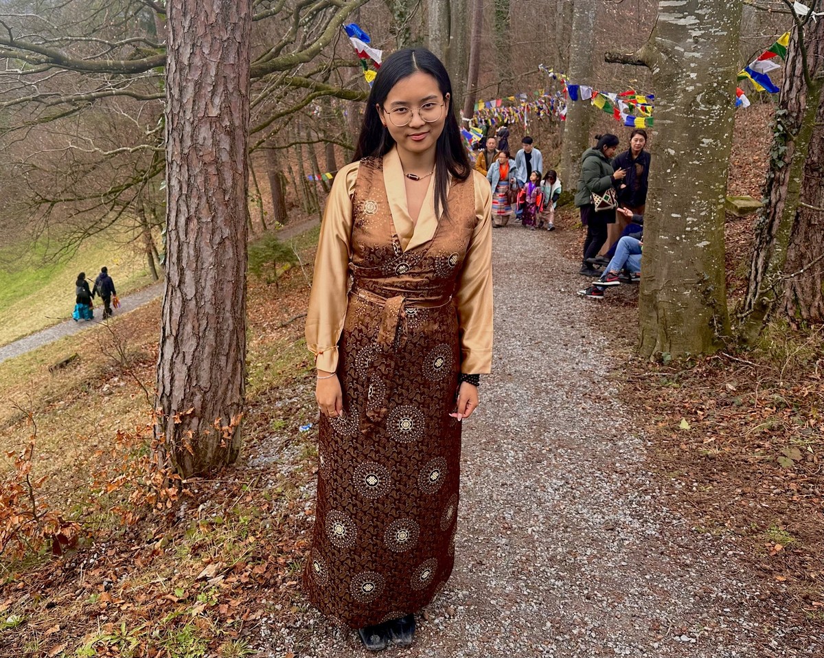 Kalsang Choyulpa trägt eine traditionelle tibetische Chupa.