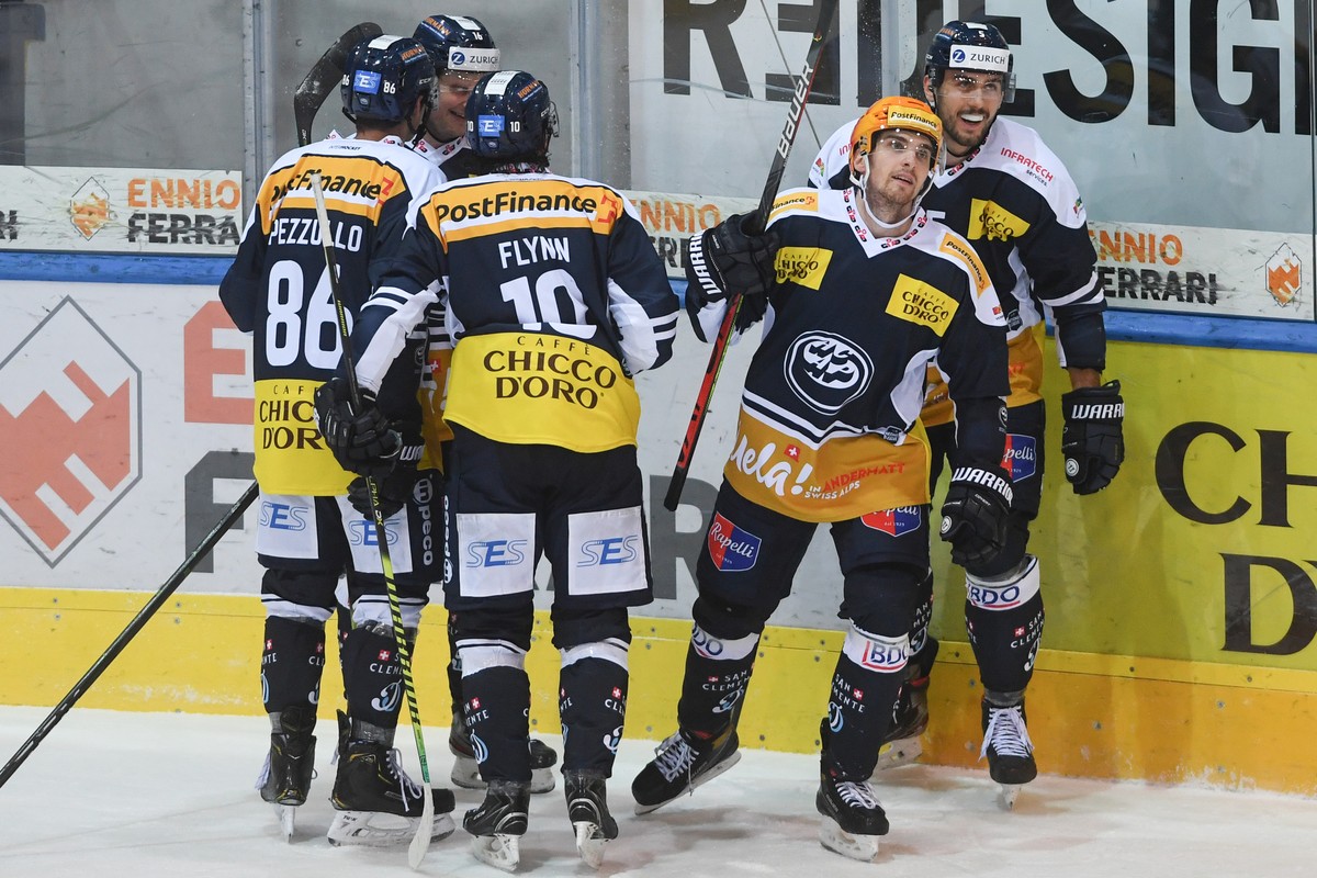 Ambri's Postfinance Top Scorer Julius Naettinen, 2nd right, with his teammates during the preliminary round game of the National League A (NLA) 2020/21 between HC Ambri Piotta and ZSC Lions at th ...
