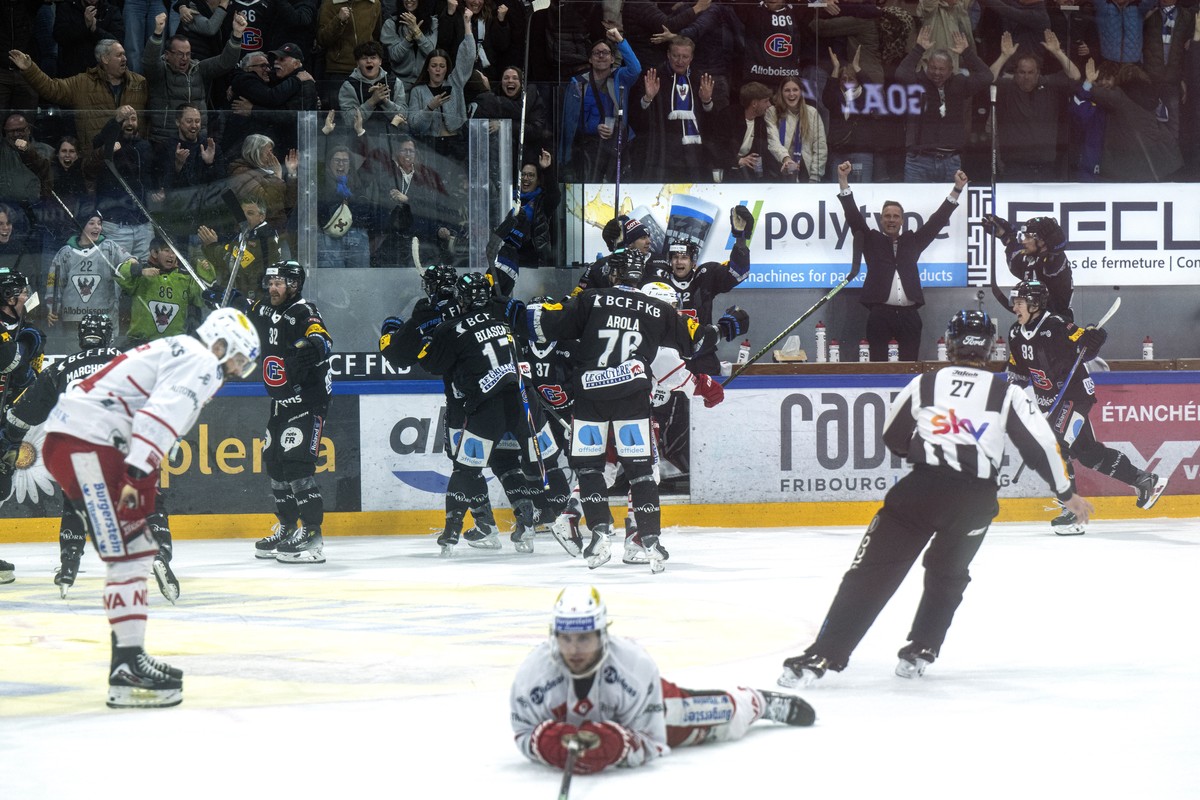 Fribourgs Spieler feiern den Treffer zum 4-3 im Spiel der Eishockey National League zwischen Fribourg-Gotteron, HCFG, und SC Rapperswil-Jona Lakers, SCRJ, vom Mittwoch, 1. April 2026 in Bcf Arena in F ...
