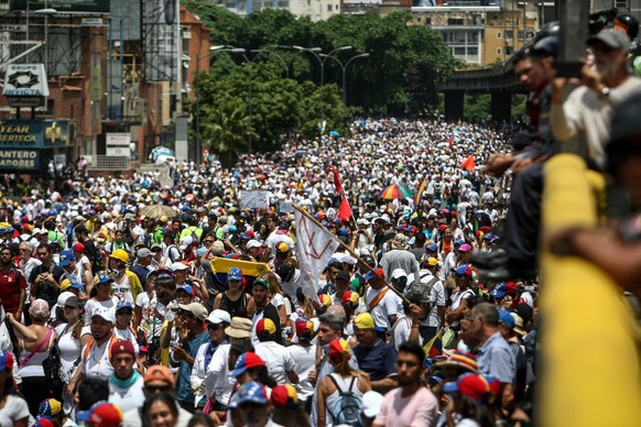 epa05947414 Venezuelan opposition women participate in a demonstration in Caracas, Venezuela, on 06 May 2017. Thousands of Venezuelan women, opponents of the government of Nicolas Maduro, march in Car ...