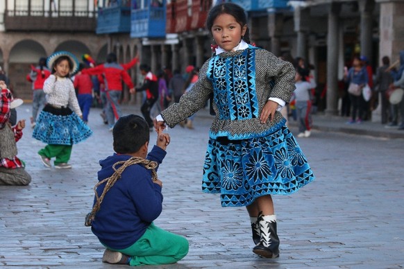 Kinder in Cusco üben einen Volkstanz für das bevorstehende Stadtfest. Die Quechua-Sprache, ein wichtiger Bestandteil der Inka-Kultur, beherrschen aber immer weniger Kinder.