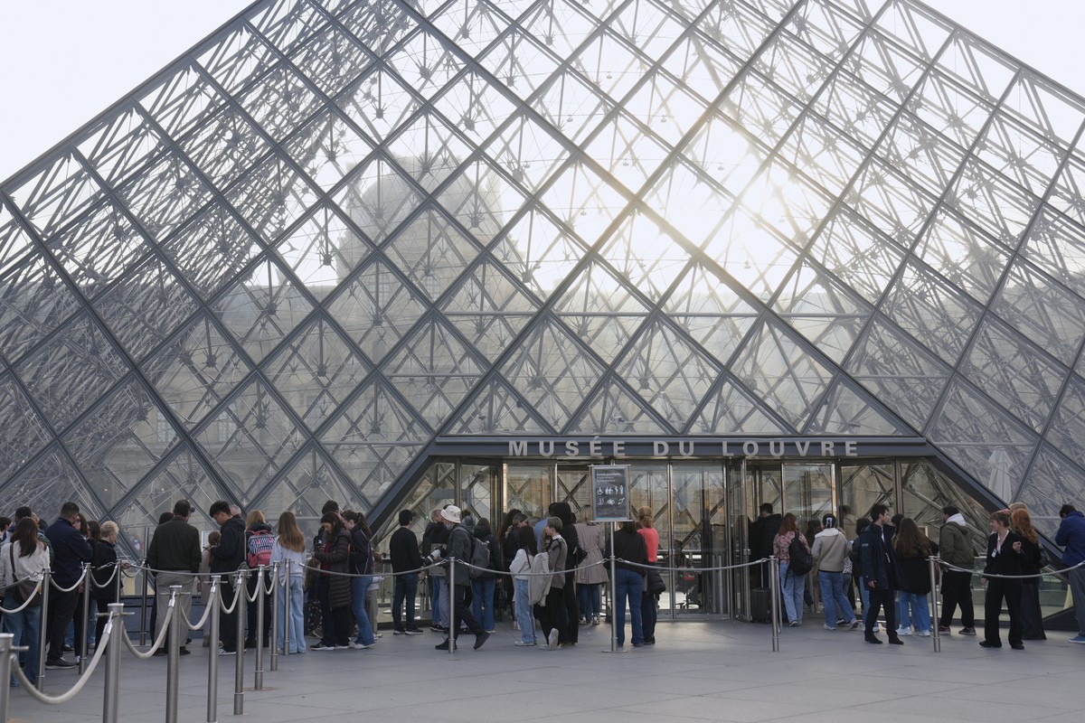 Visitors queue to enter the Louvre museum three days after historic jewels were stolen in a daring daylight heist, Wednesday, Oct. 22, 2025 in Paris. (AP Photo/Thibault Camus)
France Louvre