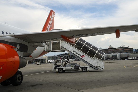 epa13105272 An Airbus A320 commercial airplane of EasyJet is seen after landing at Geneva Airport, Switzerland, 11 July 2026. A bidding war for Europe's low-cost carrier, easyJet, has been ongoin ...