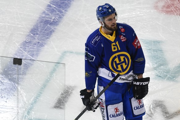 Fabian Heldner von Davos muss auf die Strafbank, beim Meisterschaftsspiel der National League A zwischen dem HC Davos und dem HC Fribourg-Gotteron, am Freitag, 11. September 2015, in der Vaillant Aren ...