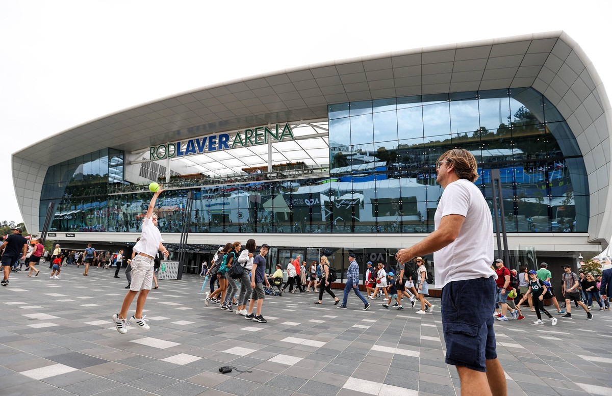 200120 -- MELBOURNE, Jan. 20, 2020 -- Spectators walk in front of the Rod Laver Arena in Melbourne Park, Melbourne, Australia, Jan. 20, 2020. Australian Open tennis championship 2020 kicked off here o ...