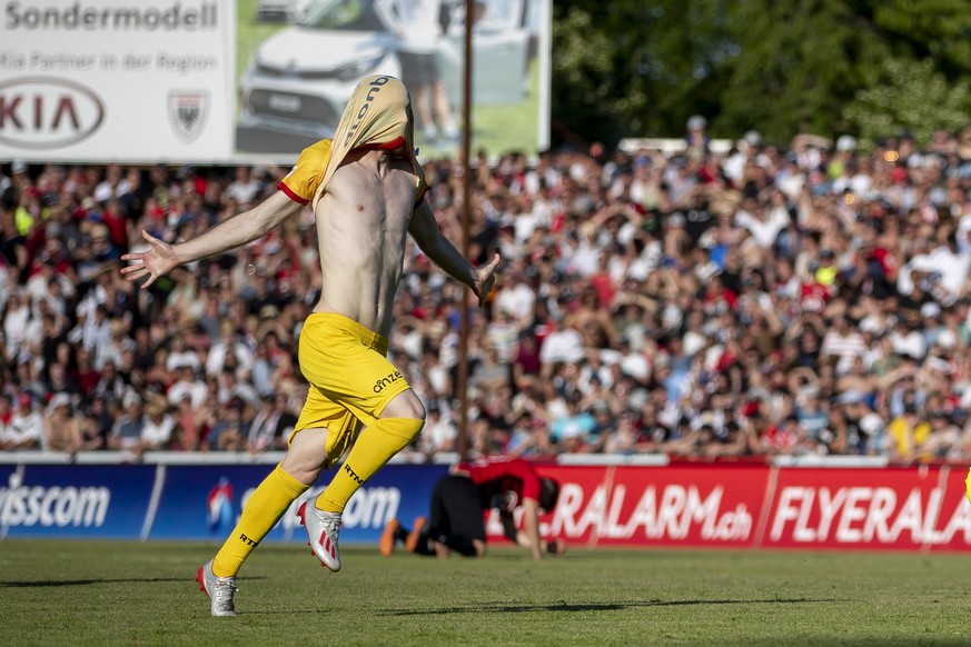 Xamax feiert den Ligaerhalt nach dem Challenge League Barrage Rueckspiel zwischen dem FC Aarau und Neuchatel Xamax FCS, am Sonntag, 2. Juni 2019, im Stadion Bruegglifeld in Aarau. (KEYSTONE/Christian  ...