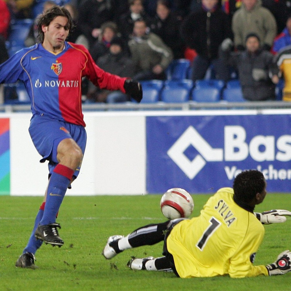 Basel's Cesar Andres Carignano, left, misses against Lille's goalie Tony Sylva during the UEFA Cup first leg soccer match between FC Basel and OSC Lille in Basel, Switzerland, Thursday, Febr ...