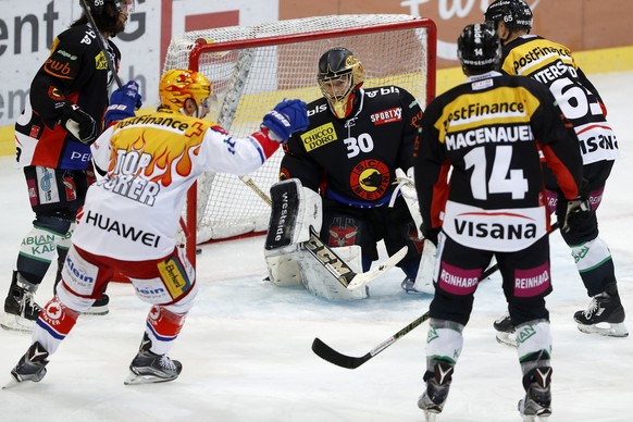 Klotens Topscorer Denis Hollenstein, vorne links, jubelt nach seinem Tor zum 0-3 gegen Berns Torhueter Leonardo Genoni, Mitte, im Eishockey Meisterschaftsspiel der National League A zwischen dem SC Be ...