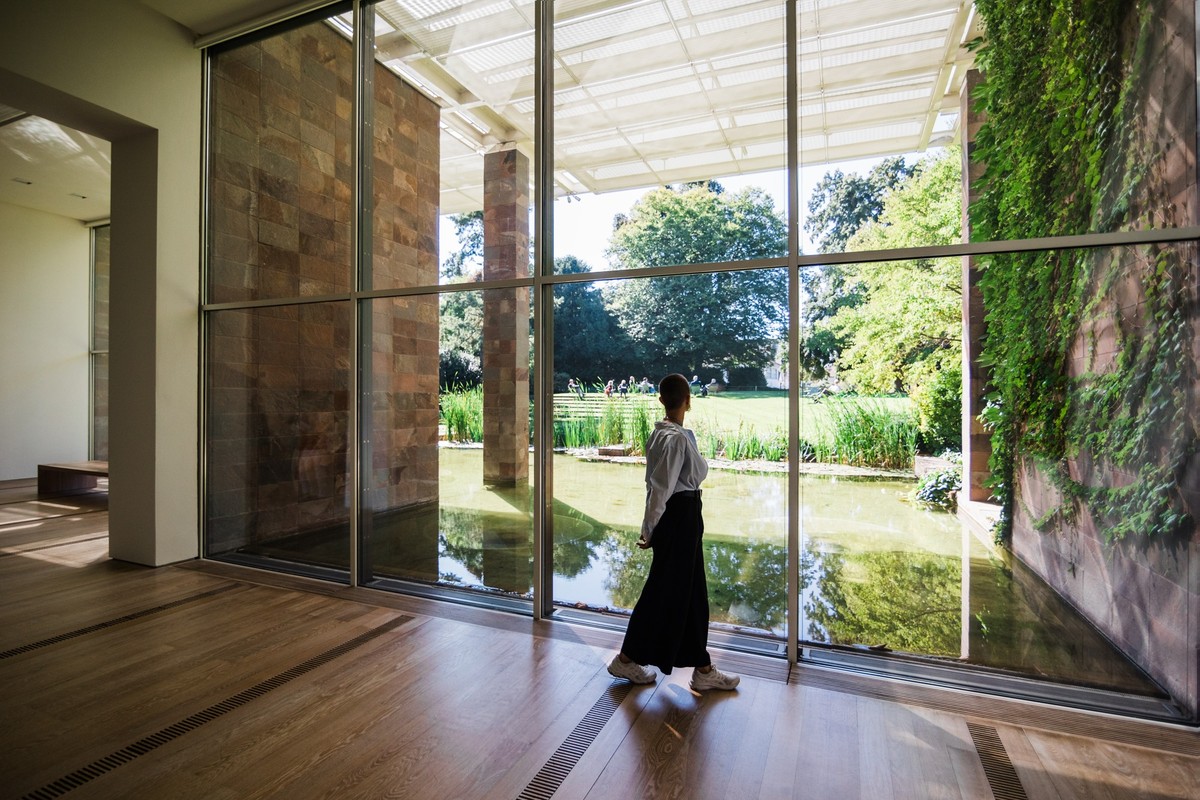 Das von Renzo Piano entworfene Ausstellungsgebäude erlaubt grosszügige Ausblicke auf den umgebenden Park.