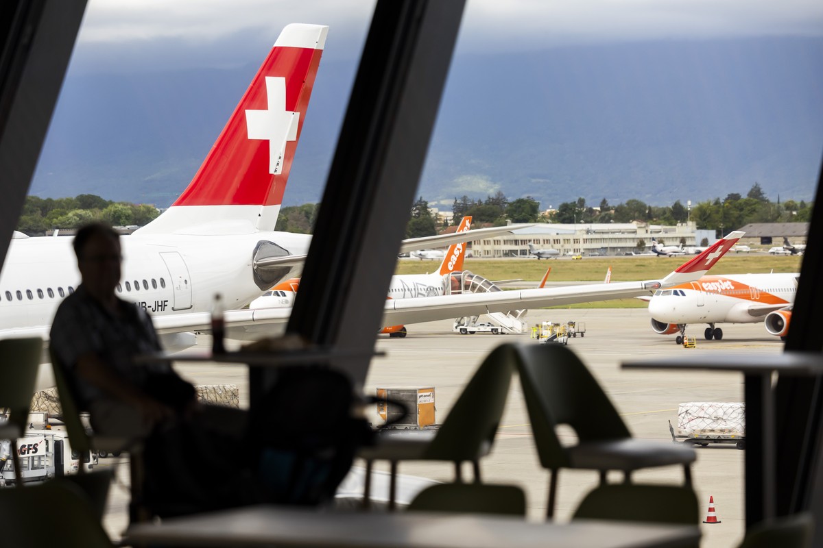 Un passager regardant un avion de la compagnie Swiss International Air Lines et des avions de la compagnie easyJet est photographie, lors d'une presentation de la strategie de developpement durab ...