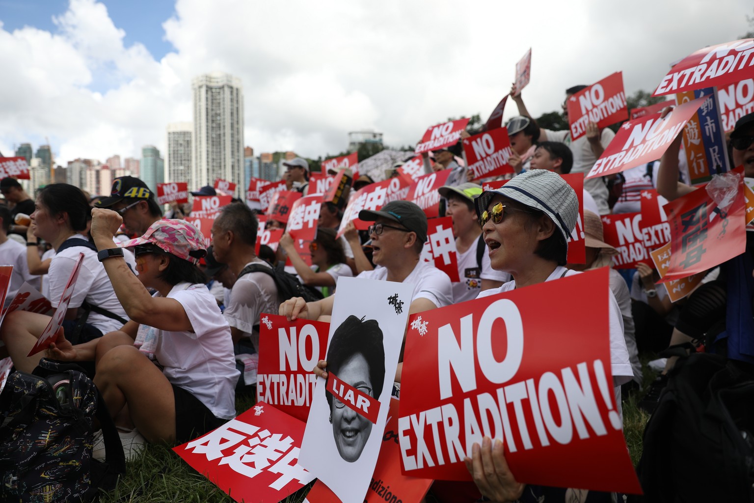 epa07636384 A protester take part in a march against amendments to an extradition bill in Hong Kong, China, 09 June 2019. The controversial bill, which has faced immense opposition from pan-democrats, ...