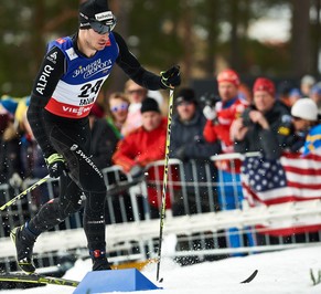 Gianluca Cologna stürzt im Teamsprint.