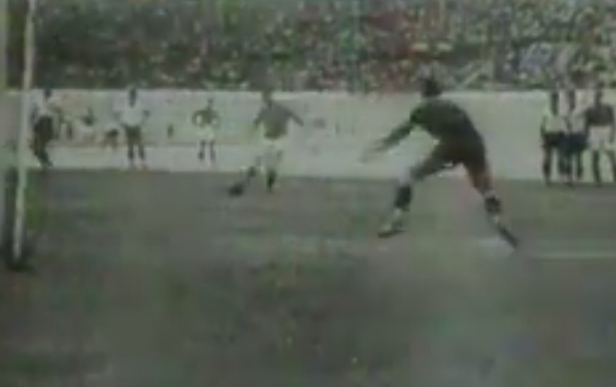 16.06.1938: Was man hier nicht sieht: Dem Penalty-Schützen riss das Gummiband der Hose, der Goalie lachte sich krumm