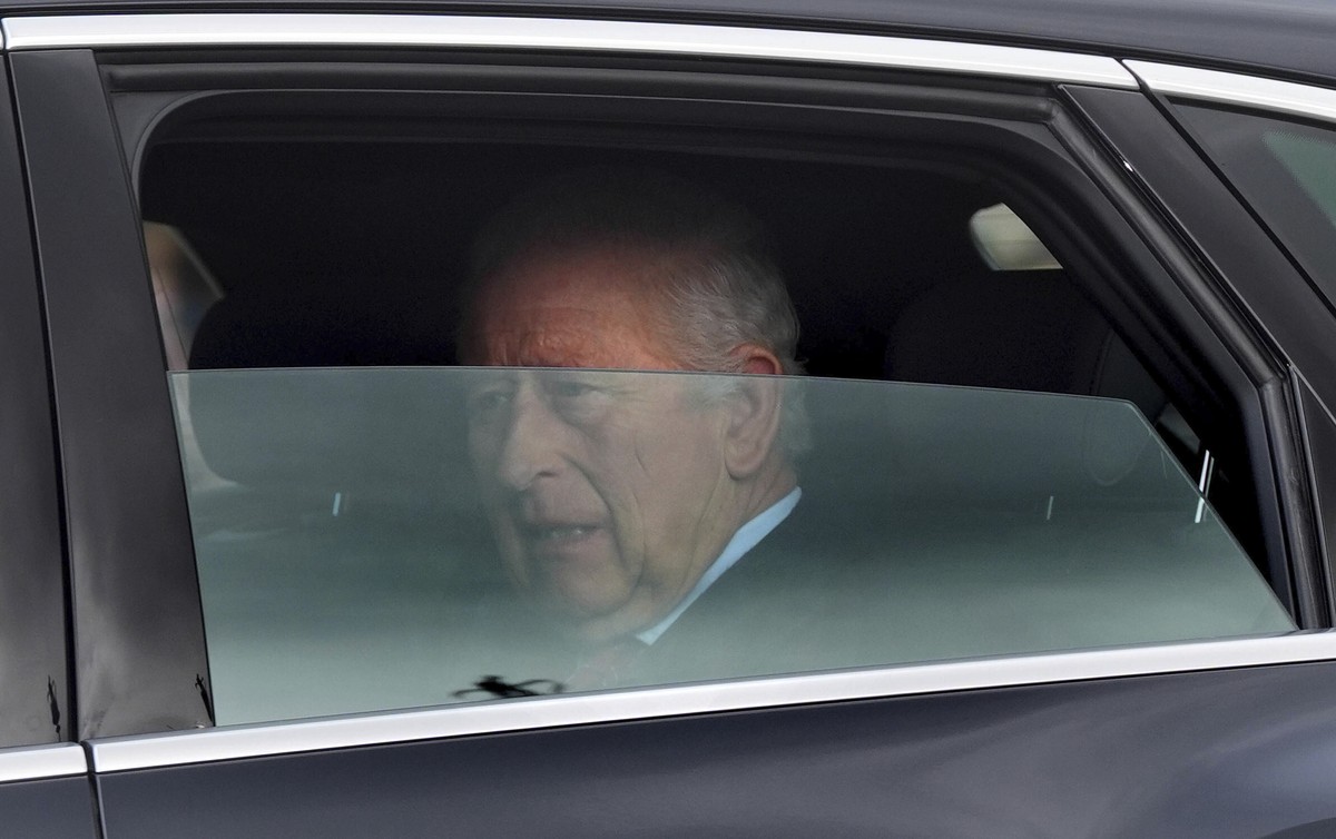 Britain's King Charles III is driven by car from Clarence House, his London home, along The Mall towards Buckingham Palace in London, Friday, March 28, 2025. (Yui Mok/PA via AP)
Britain Royals