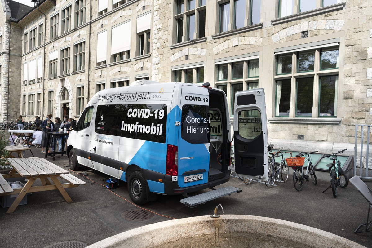 Pflegepersonal des Covid-19-Impfbusses des Kantons Zuerich impft Schueler und Schuelerinnen des Gymnasiums Wiedikon (KWI) mit dem Moderna-Impfstoff, am Dienstag, 7. September 2021, in Zuerich. Seit Au ...