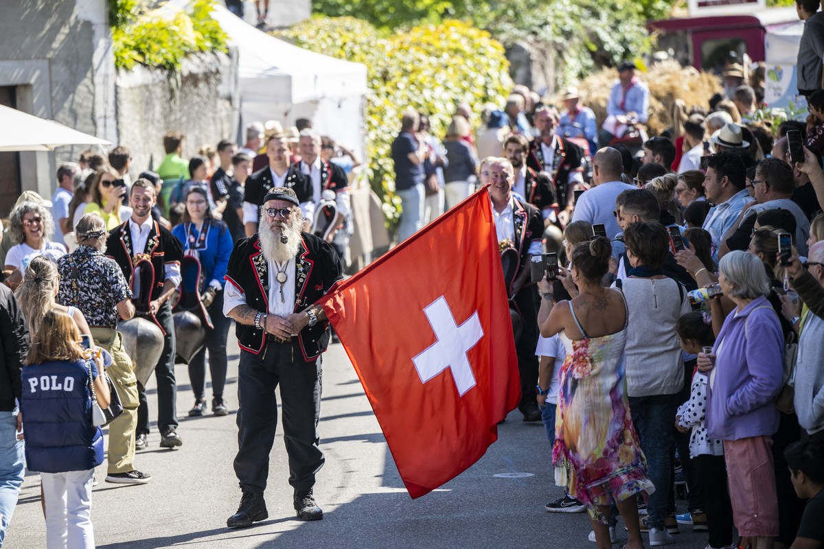 Des participants sur un char defilent dans les rues du village pendant le traditionnel cortege, lors de la 59 eme Fete des Vendanges de Russin, ce dimanche 18 septembre 2022 a Russin pres de Geneve. L ...