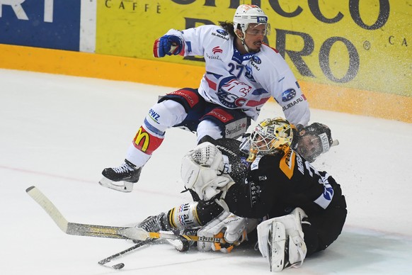 Zurich&#039;s player Roman Wick, Lugano’s player Bobby Sanguinetti and Lugano’s goalkeeper Elvis Merzlikins, from left, fight for the puck, during the seventh match of the playoff final of the Nationa ...