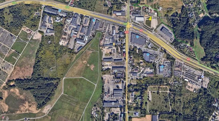 Luftbild: Unten links ist der Flughafen zu sehen, oben rechts der Stadtteil Liepkalnis, in dem ein Haus von Trümmern getroffen wurde.