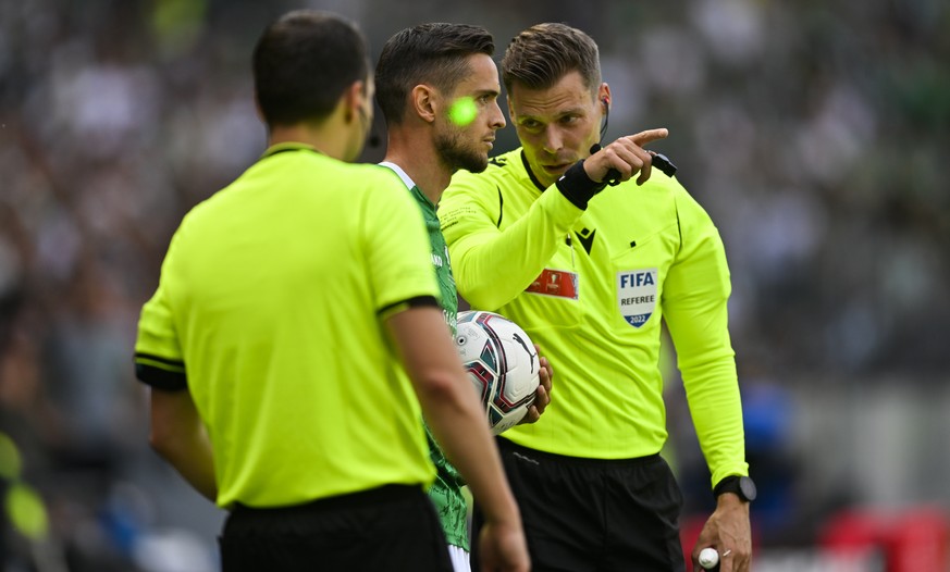 Ein Zuschauer blendet St. Gallens Jeremy Guillemenot mit einem Laserpointer, Schiedsrichter Urs Schnyder unterbricht die Partie, im Schweizer Fussball Cup Final zwischen dem FC Lugano und dem FC St. G ...