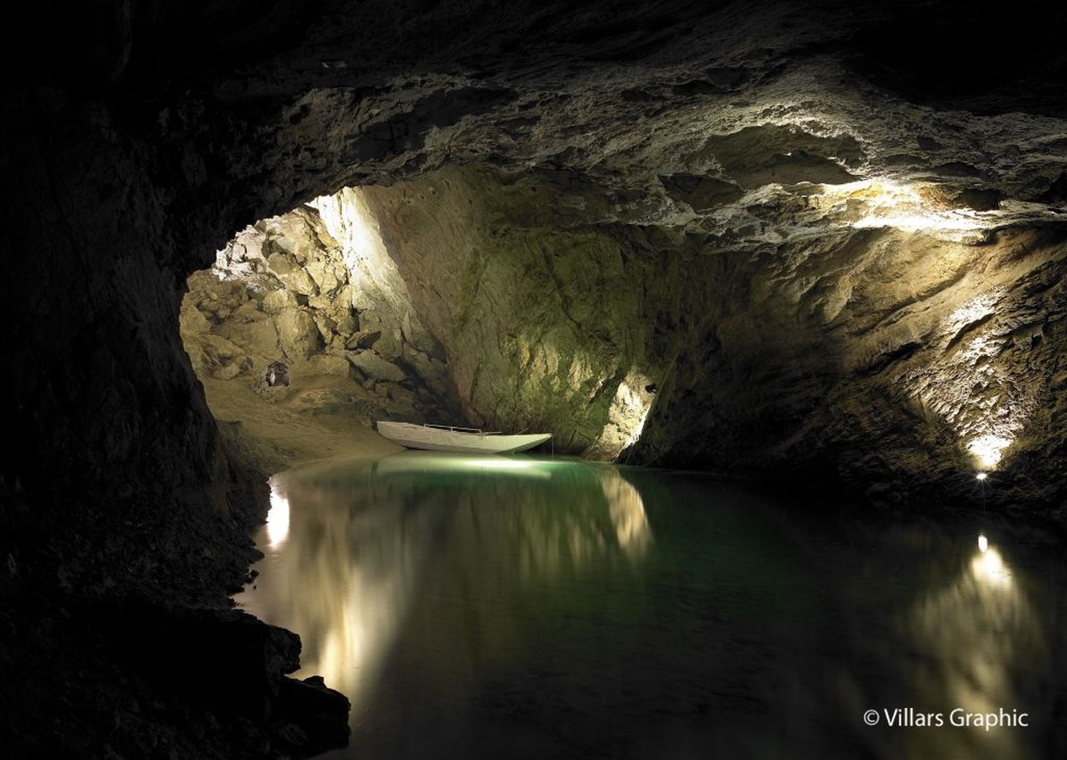 Einst nur Wasser, heute eine Höhle: Erst ein Erdbeben verschob das Gestein so, dass grosse Teile des Wassers abliefen und so Lufträume entstanden.