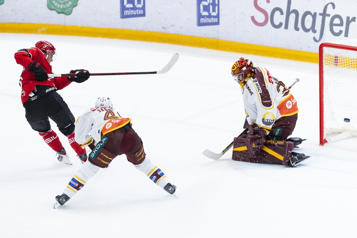 Theo Rochette (LHC), gauche, marque un but (1:0) face au gardien Stephane Charlin (GSHC), droite, lors du match du championnat suisse de hockey sur glace de National League entre Lausanne HC, LHC, et  ...